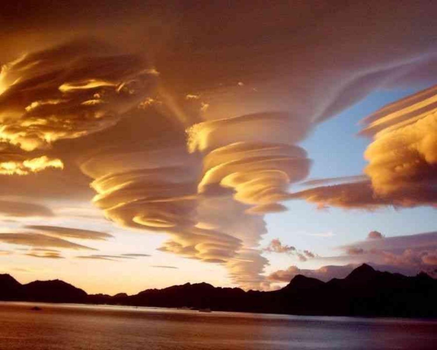 2. The ‘Lenticular Clouds‘ that cap off the beauty of nature.